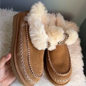 Ugg Cozy Tan Fur-Lined Moccasin women’s size 8
